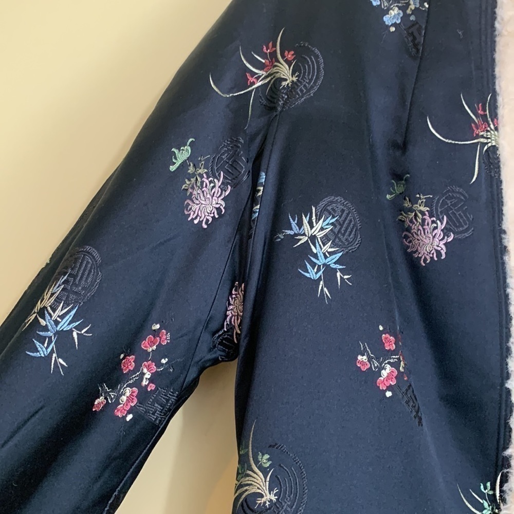 Vintage REVERSIBLE Asian Shearling Satin Embroidered Floral Open Front Jacket M - Picture 8 of 16